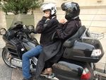 En raison d'un agenda très chargé, Françoise Laborde quitte le Sénat pour rejoindre en moto taxi le 50e salon de l'aéronautique et de l'espace du Bourget.