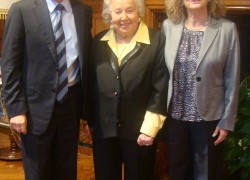 Remise des insignes de Chevalier des Arts et des Lettres à Mady de la Giraudière