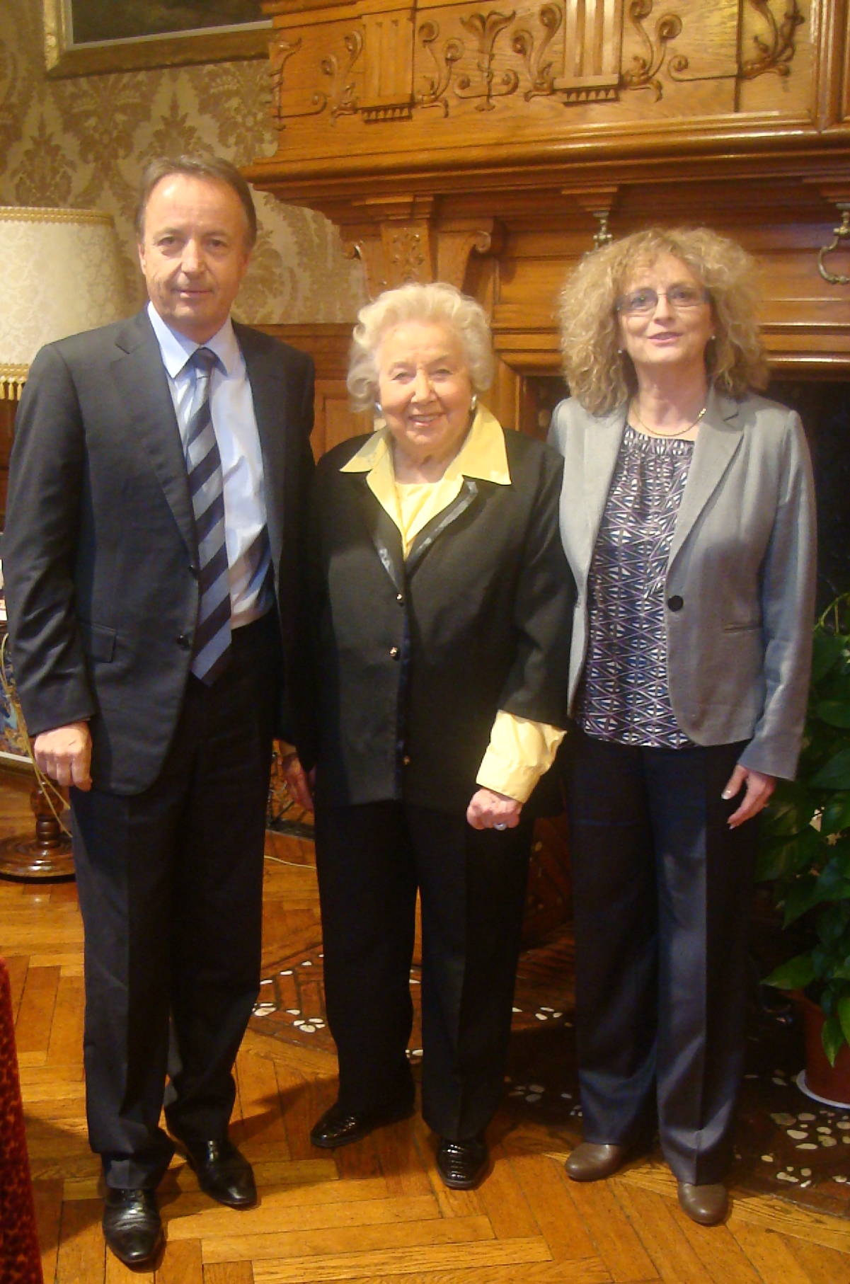 Remise des insignes de Chevalier des Arts et des Lettres à Mady de la Giraudière