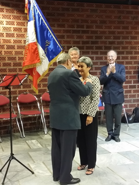 Insignes de Chevalier de la Légion d'Honneur à Claudine Cassan