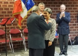 Insignes de Chevalier de la Légion d'Honneur à Claudine Cassan