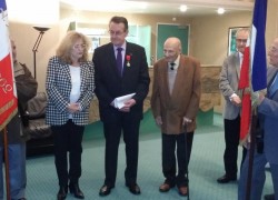 Remise des insignes de Chevalier de la Légion d'Honneur à René Cavaglione