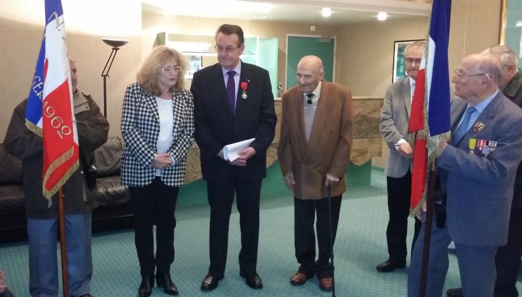 Remise des insignes de Chevalier de la Légion d'Honneur à René Cavaglione