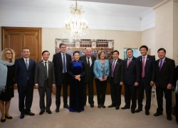 La présidente de l'Assemblée nationale du Vietnam au Sénat